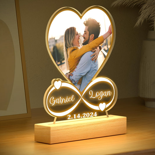 Gepersonaliseerde LED-nachtlampjesfotolijst in de vorm van een hart met houten standaard - Aangepaste cadeaus voor moeder, vader, jubileum, verjaardag